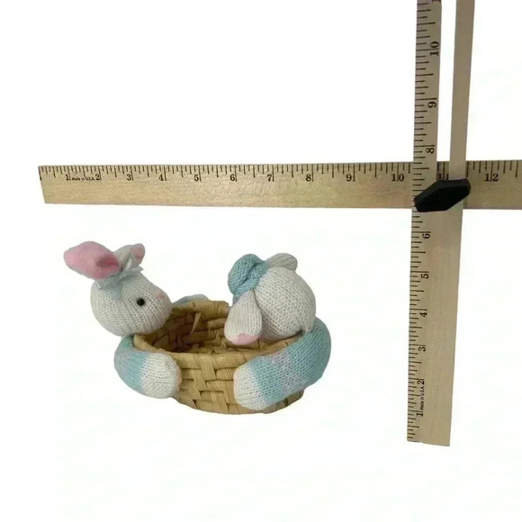 VINTAGE EASTER RATTAN WEAVED BASKET PLUSH KNIT BUNNIES HOLDING BASKET 6” - Picture 7 of 14